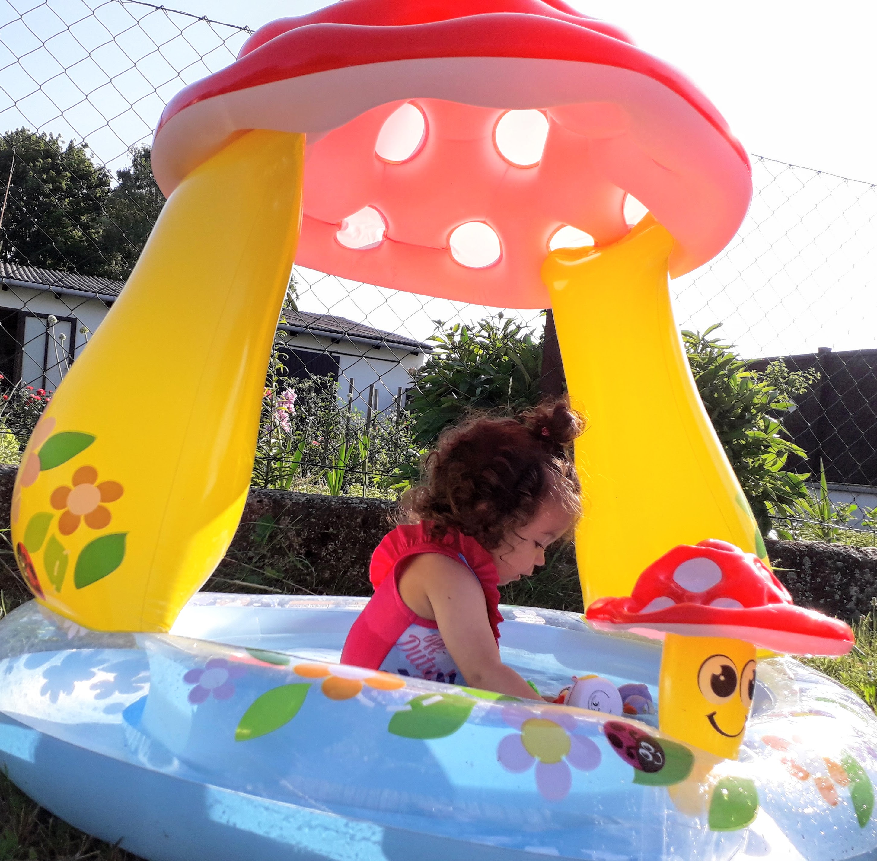 Kind im Planschbecken